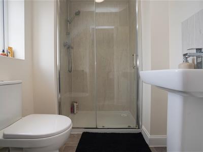 EN-SUITE SHOWER ROOM